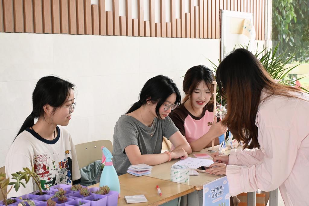 语言文化学院举办“心铃解忧，绿植焕新”心理健康月活动