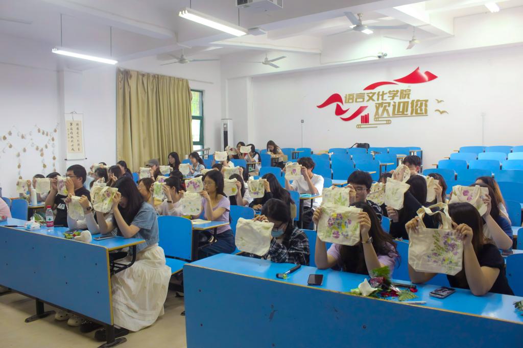 语言文化学院第二期“精英计划”学生干部培训班开展“拓花草之印，染自然之美”植物拓染美育教育活动
