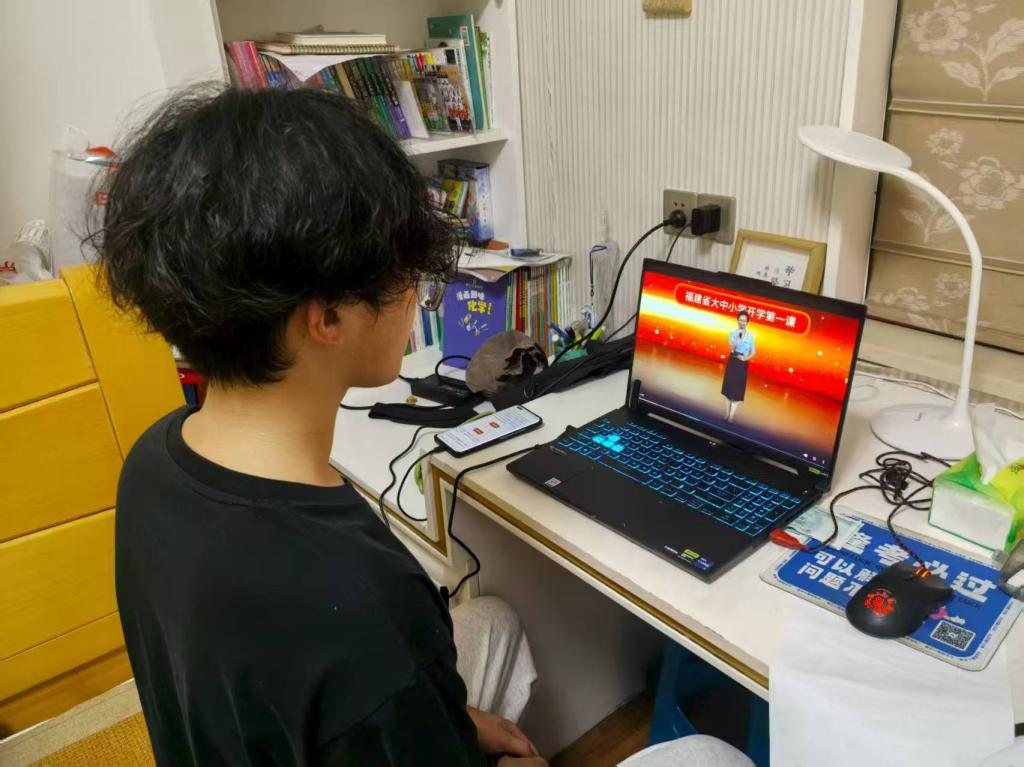 我院组织学生观看“铭记历史 传承精神”开学第一课