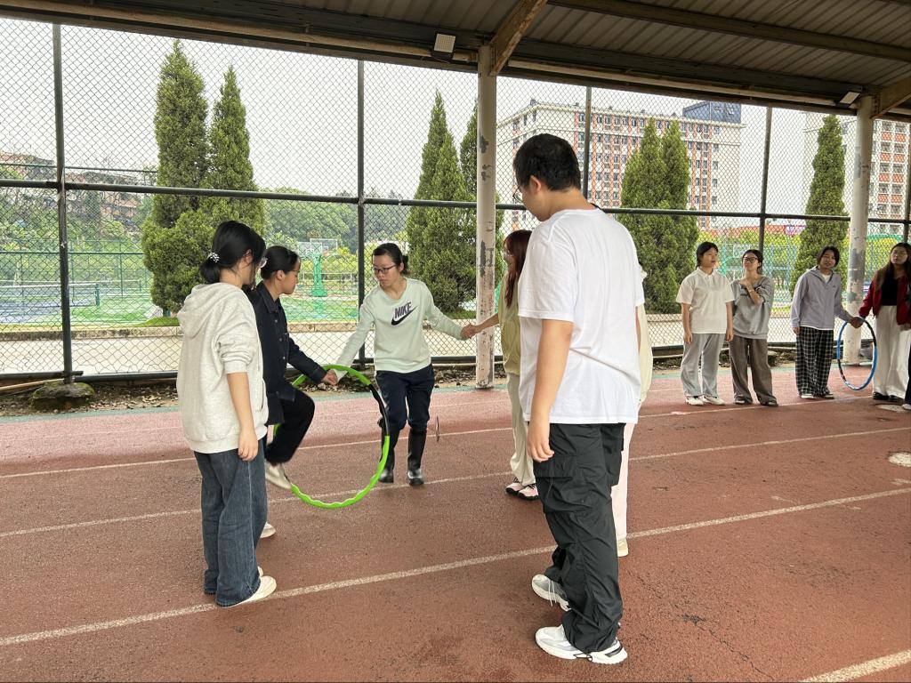 语言文化学院举办“趣享运动，乐活青春”趣味运动会