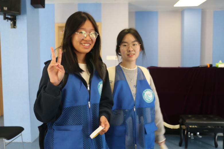 语言文化学院开展“微光汇聚,暖润时光”--福利院离院活动志愿服务