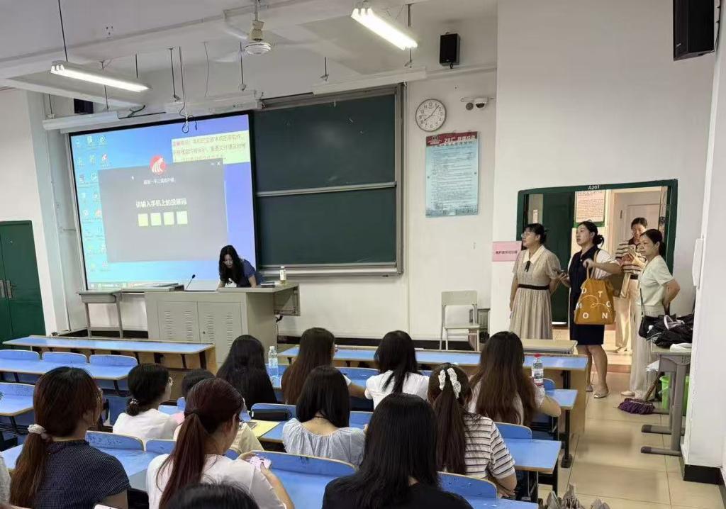 语言文化学院开展开学第一课教学专项巡查督导工作