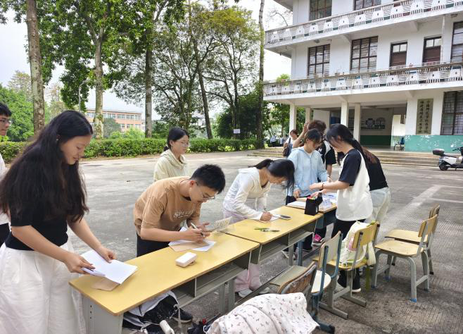 语言文化学院开展“致青春·致未来”五四书信邮寄活动