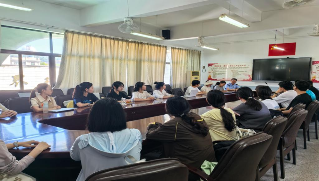 语言文化学院英语系2026届宁德一中实习队顺利参加实习见面会