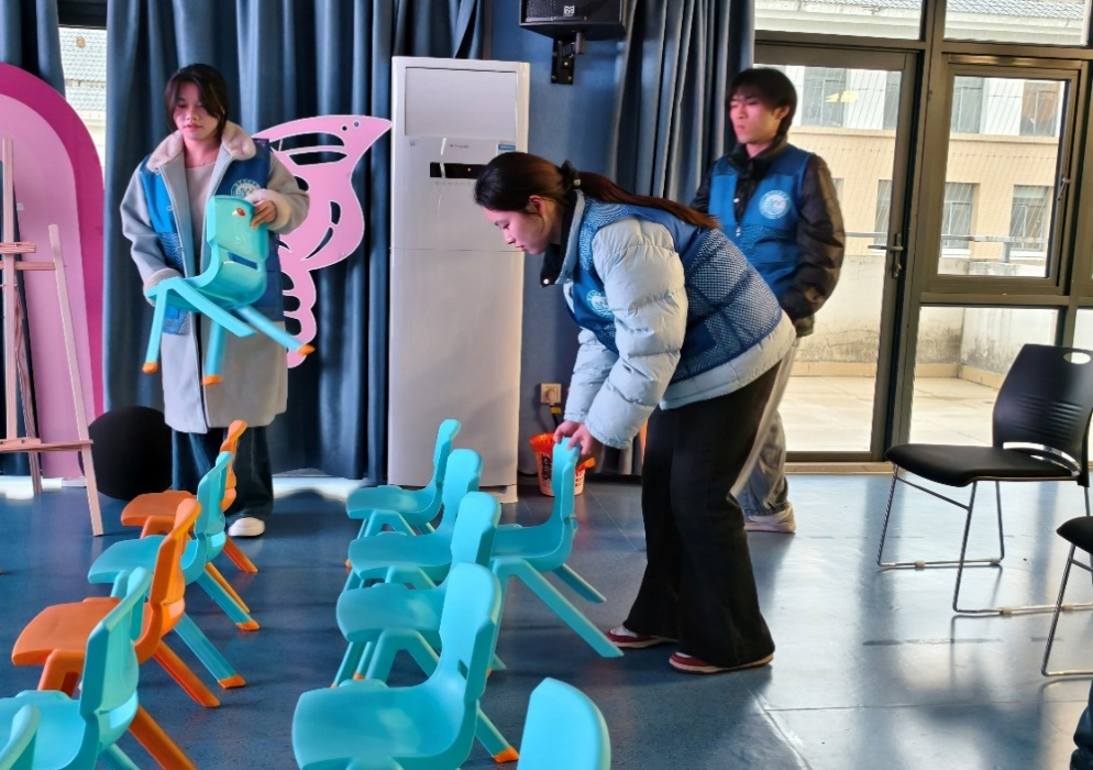 语言文化学院开展“微光汇聚，暖润时光”--福利院观影活动志愿服务