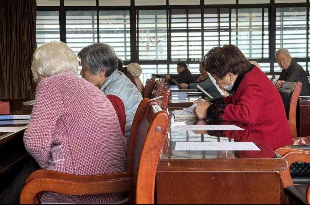 语言文化学院开展“微光汇聚,暖润时光”--养老院朗读志愿服务活动