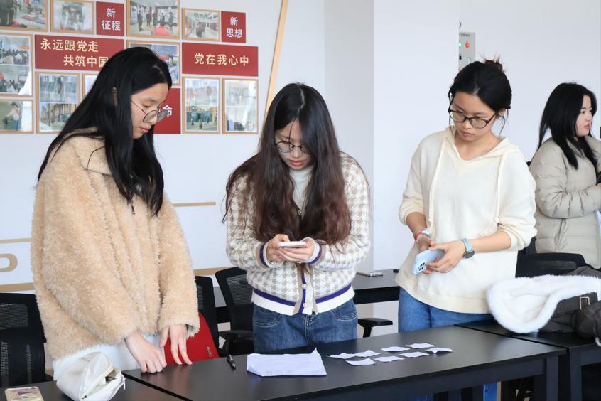 语言文化学院开展“雷锋在身边·暖心盲盒”校园暖心盲盒活动