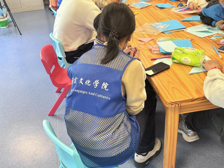 语言文化学院开展“微光汇聚，暖润时光”——福利院志愿服务活动