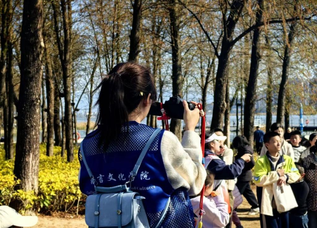 语言文化学院开展“微光汇聚,暖润时光”志愿服务活动