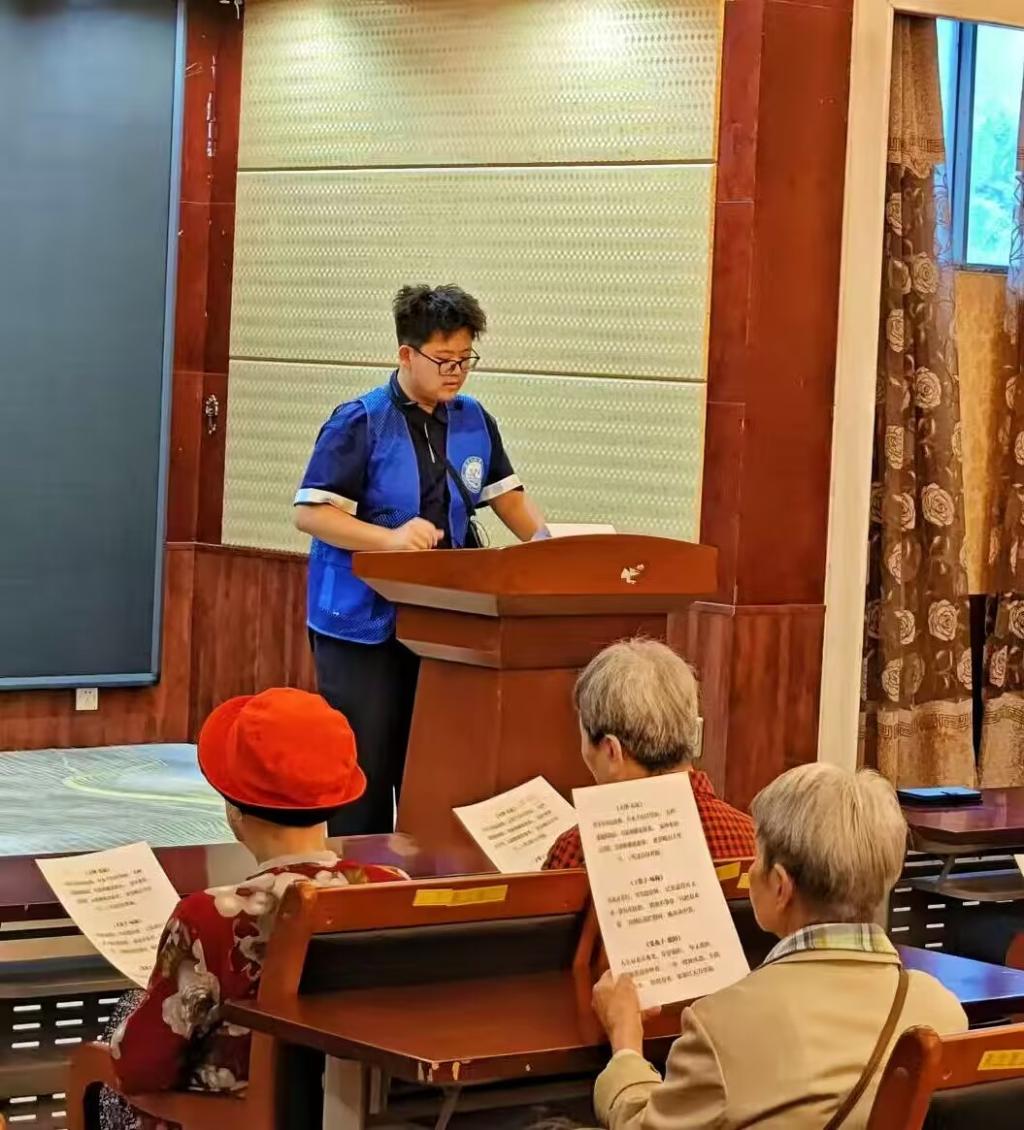 语言文化学院开展“诗韵传红色，温情暖桑榆”｜金泰园养老院红色诗词朗诵教学活动