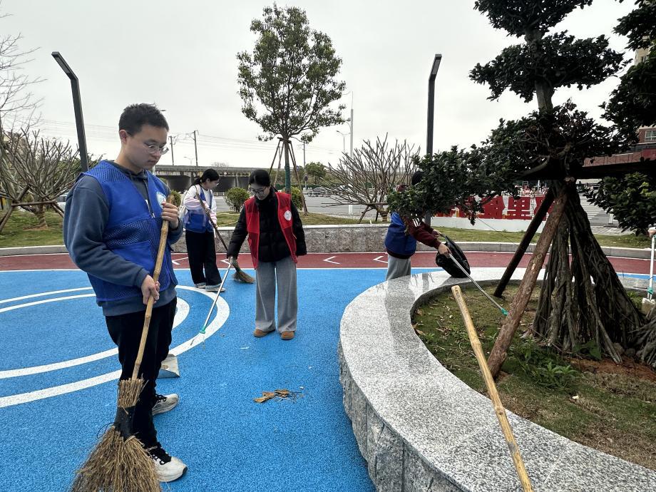 语言文化学院开展“青春净城,志愿同行”——社区环境卫生清扫志愿服务活动