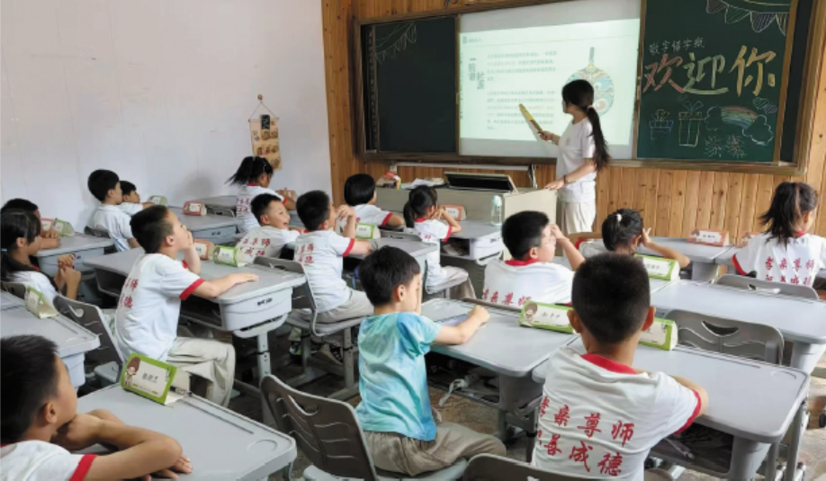 今夏，10多名支教队员走进管阳德成