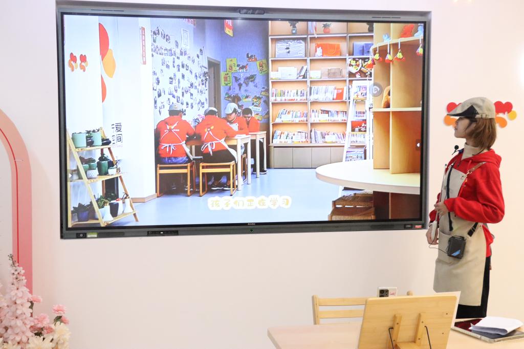 语言文化学院开展“星伴成长,心润韶华”——宁爱空间剪辑公益课志愿服务